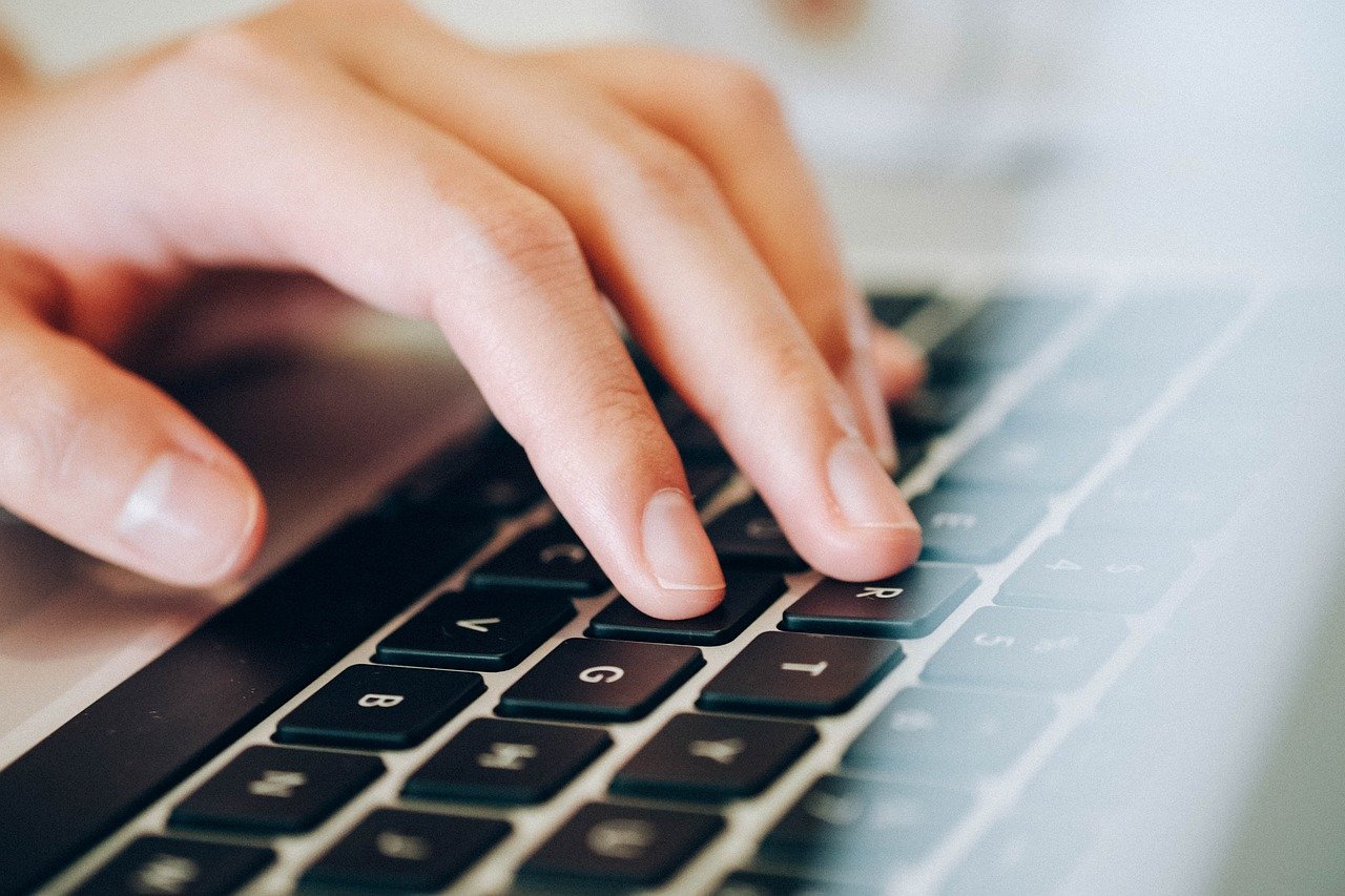 laptop-human-hands-keyboard-820274